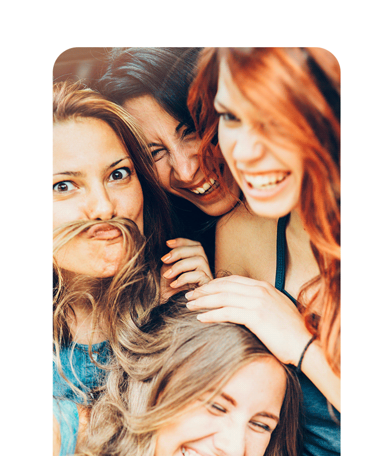 grouped selfie diplayed on the View 2 screen